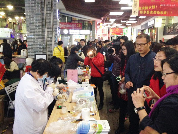 東莞市常平鎮(zhèn)質(zhì)檢中心美食節(jié)現(xiàn)場(chǎng)開(kāi)展食品安全抽